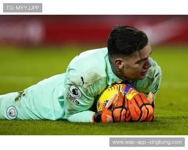 英超金手套之争:阿利森、埃德森谁是最佳门将?,官方_35场比赛18次零封 埃德森蝉联英超金手套奖